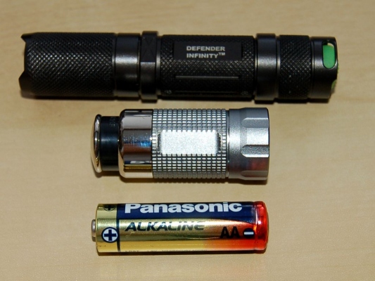 Porovnání s Nitecore Defender Infinity R2 a klasickou AA baterií
