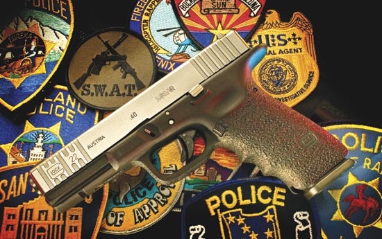 Glock 19
[b]Glock 19[/b]
9mm Luger, vyroben září 2005
+ prodloužený záchyt závěru, prodloužený vypouštěč zásobníku, 2kg stojina spouště
+ Hogue Handall grip
