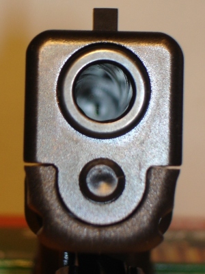 Pohled do hlavně
[b]Glock 19[/b]
9mm Luger, vyroben září 2005
+ prodloužený záchyt závěru, prodloužený vypouštěč zásobníku, 2kg stojina spouště
+ Hogue Handall grip
Klíčová slova: hlaveň polygon