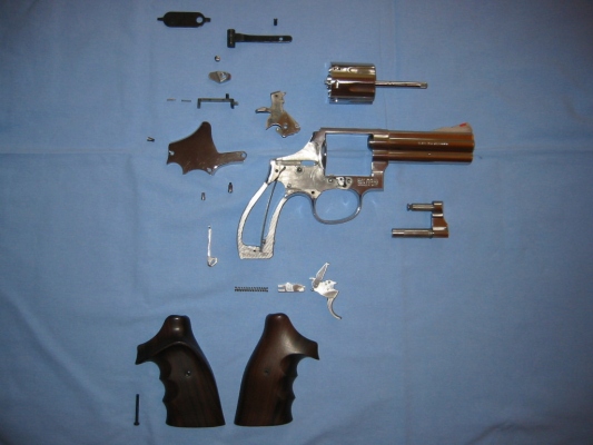 S&W 686
I disassembled my S&W 686 to polish all parts.
