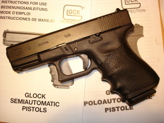 Glock 19
[b]Glock 19[/b]
9mm Luger, vyroben září 2005
+ prodloužený záchyt závěru, prodloužený vypouštěč zásobníku, 2kg stojina spouště
+ Hogue Handall grip
